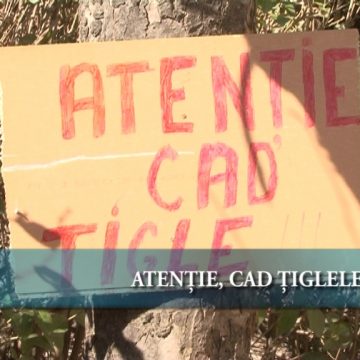 Atenţie cad ţiglele Atenţie cad ţiglele