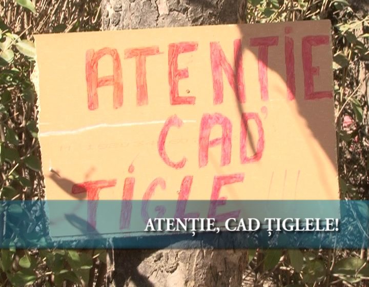 Atenţie cad ţiglele Atenţie cad ţiglele
