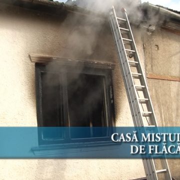 Casă mistuită de flăcări Casă mistuită de flăcări