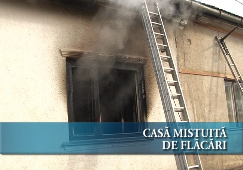 Casă mistuită de flăcări Casă mistuită de flăcări
