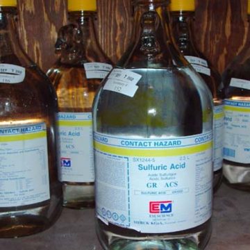 Elevul unei școli din Desești a fost stropit cu acid sulfuric