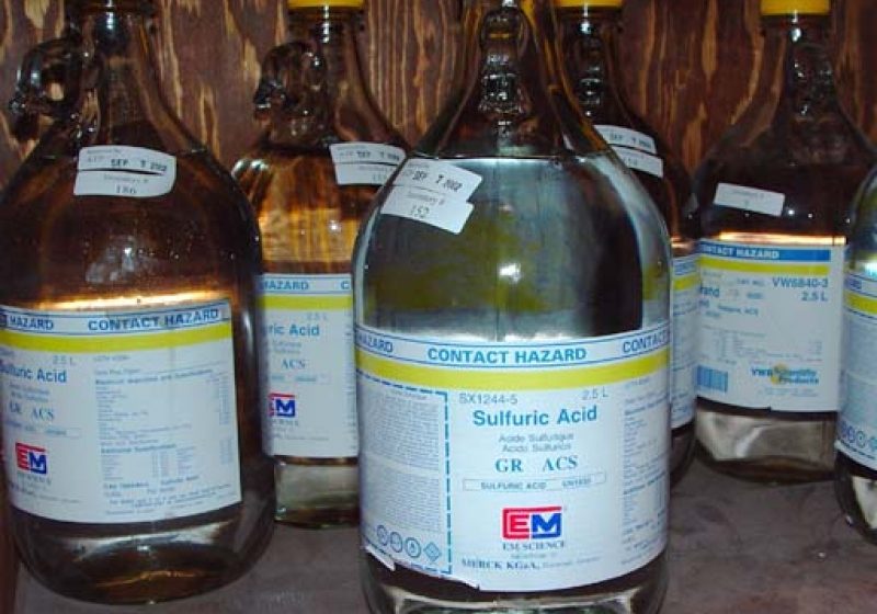 Elevul unei școli din Desești a fost stropit cu acid sulfuric