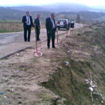 Reactivarea alunecării de teren de la Chelinţa pune în pericol viaţa a 30 de persoane Reactivarea alunecării de teren de la Chelinţa pune în pericol viaţa a 30 de persoane
