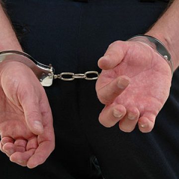 Arestat pentru violare de domiciliu şi omor Arestat pentru violare de domiciliu şi omor
