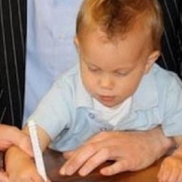 Un băieţel de un an şi jumătate a semnat un contract de profesionist Un băieţel de un an şi jumătate a semnat un contract de profesionist