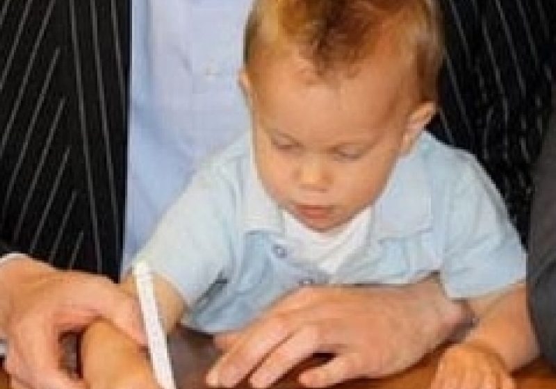 Un băieţel de un an şi jumătate a semnat un contract de profesionist Un băieţel de un an şi jumătate a semnat un contract de profesionist