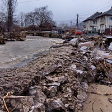 Beneficiare de sume pentru refacerea infrastructurii afectate de inundaţii sunt doar comunele
