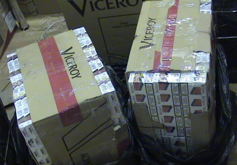 Ţigări de contrabandă trecute cu barca peste râul Tisa