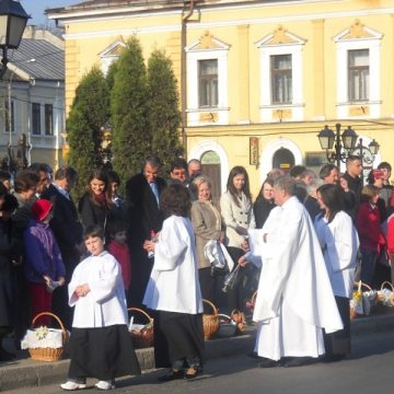Sute de credincioşi romano-catolici din Sighet au luat Lumină Sfântă Sute de credincioşi romano-catolici din Sighet au luat Lumină Sfântă
