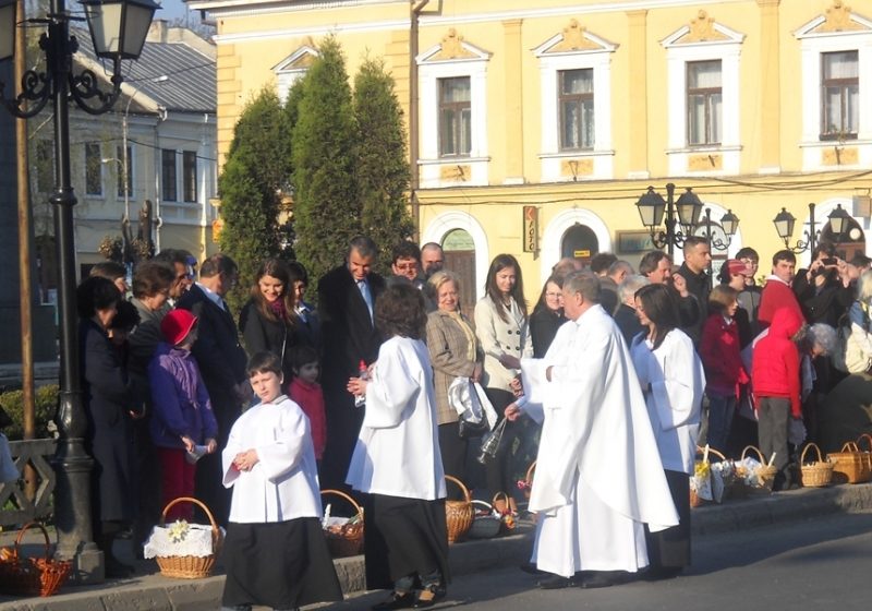 Sute de credincioşi romano-catolici din Sighet au luat Lumină Sfântă