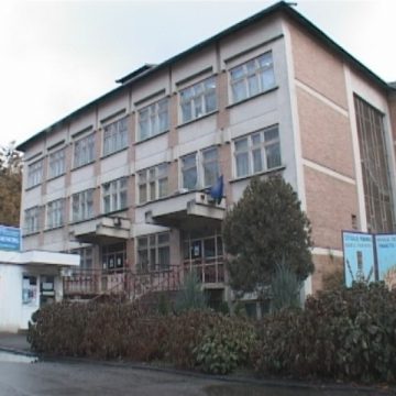 Curtea Spitalului Municipal a fost curatata de gunoaie Curtea Spitalului Municipal a fost curatata de gunoaie