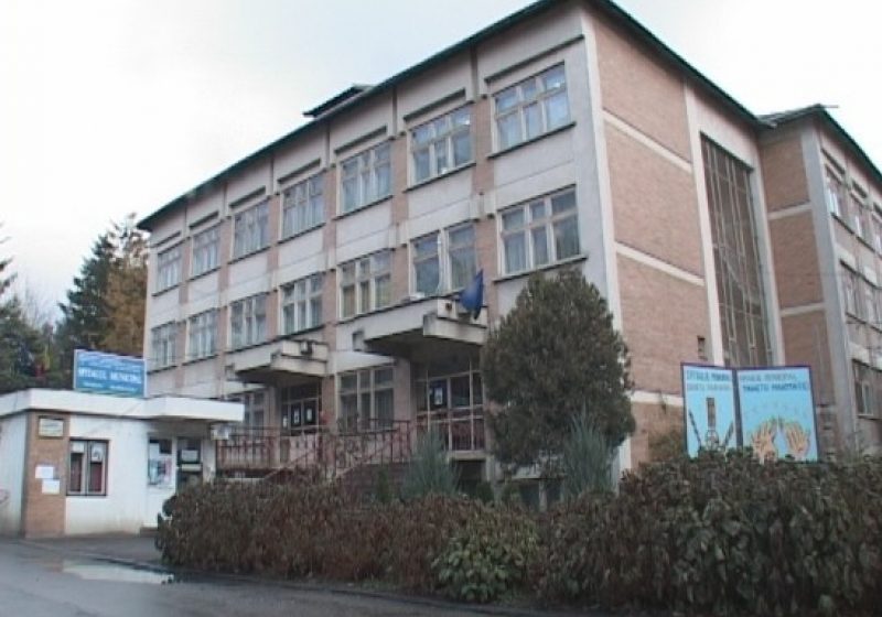 Curtea Spitalului Municipal a fost curatata de gunoaie