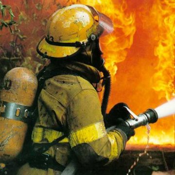 Din cauza unui incendiu, o familie din Văleni a rămas pe drumuri Din cauza unui incendiu, o familie din Văleni a rămas pe drumuri