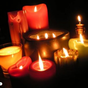 Lumina Sfântă de la Ierusalim a ajuns în România Lumina Sfântă de la Ierusalim a ajuns în România