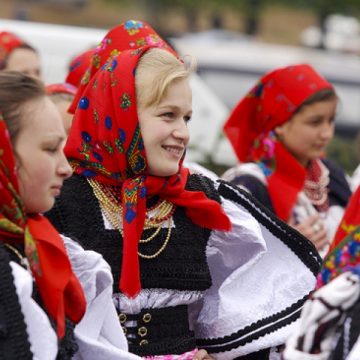 Renumitul Festival din Dragomireşti "Câte flori pe Iza-n Sus"se ţine de 1 Mai