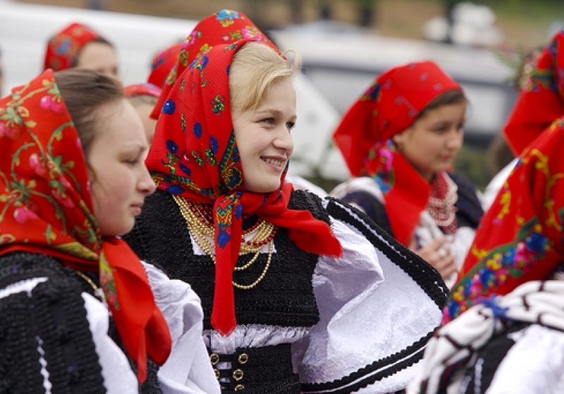 Renumitul Festival din Dragomireşti "Câte flori pe Iza-n Sus"se ţine de 1 Mai