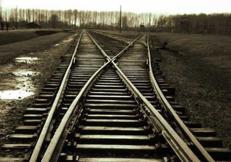 Reţinuţi pentru că au furat mai multe şine de cale ferată
