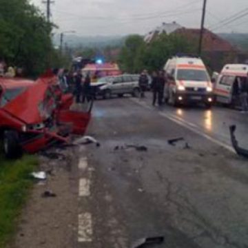 Trei victime şi două autoturisme făcute praf în urma unui accident produs în această dimineaţă în localitatea Giuleşti