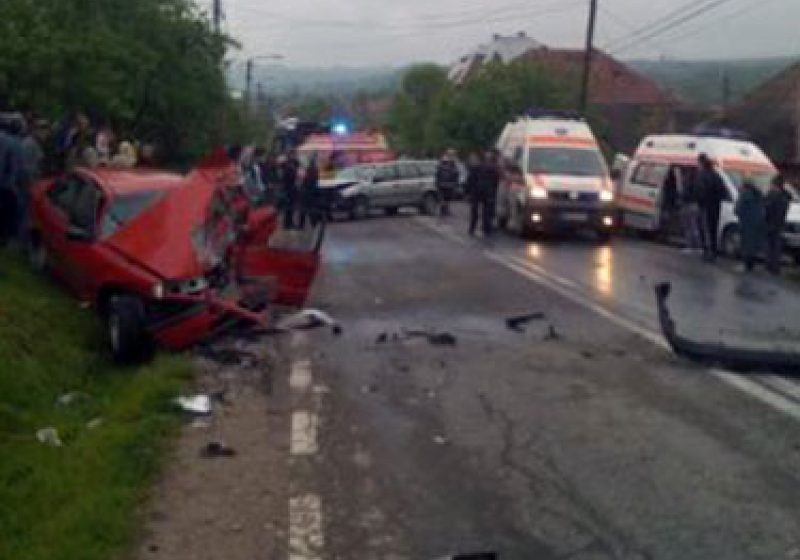 Trei victime şi două autoturisme făcute praf în urma unui accident produs în această dimineaţă în localitatea Giuleşti