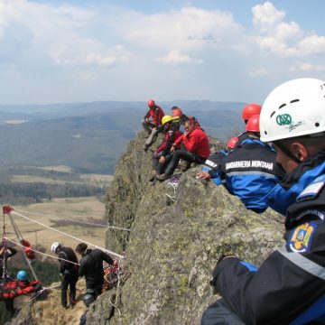 Jandarmii au făcut o demonstraţie de salvare a persoanelor în zone montane, greu accesibile Jandarmii au făcut o demonstraţie de salvare a persoanelor în zone montane, greu accesibile
