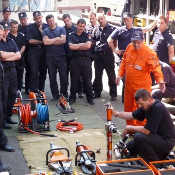 Echipajele Detaşamentului de Pompieri Baia Mare se instruiesc pentru a utiliza noua autospecială Echipajele Detaşamentului de Pompieri Baia Mare se instruiesc pentru a utiliza noua autospecială