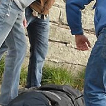 O familie din Vişeu a fost agresată de 6 persoane din localitate