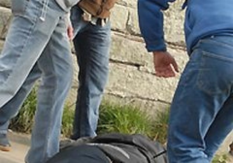 O familie din Vişeu a fost agresată de 6 persoane din localitate