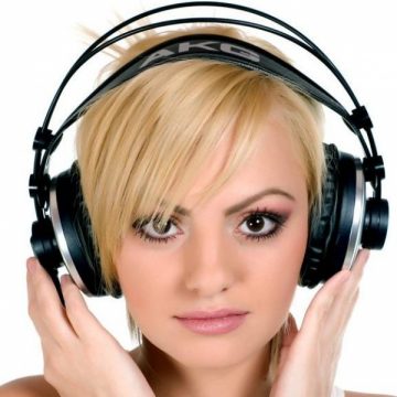 O româncă face senzaţie în muzică. Cine i-a depăşit pe Rihanna şi David Guetta în topurile din Europa?