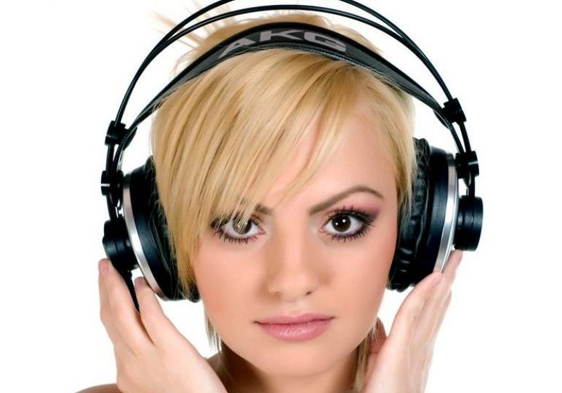 O româncă face senzaţie în muzică. Cine i-a depăşit pe Rihanna şi David Guetta în topurile din Europa? O româncă face senzaţie în muzică. Cine i-a depăşit pe Rihanna şi David Guetta în topurile din Europa?
