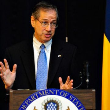 Ambasadorul SUA este alături de familia caporalului Cătălin Ionel Marinescu, ucis la datorie în timpul unei misiuni în Afganistan Ambasadorul SUA este alături de familia caporalului Cătălin Ionel Marinescu, ucis la datorie în timpul unei misiuni în Afganistan