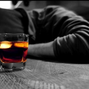 Din cauza consumului excesiv de alcool, un tânăr de 20 de ani s-a ales cu o fractură, dar şi cu dosar penal Din cauza consumului excesiv de alcool, un tânăr de 20 de ani s-a ales cu o fractură, dar şi cu dosar penal