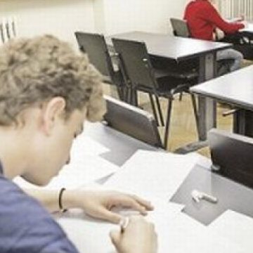 Liceeni din clasele a XII-a şi a XIII-a vor termina cursurile vineri