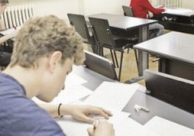 Liceeni din clasele a XII-a şi a XIII-a vor termina cursurile vineri