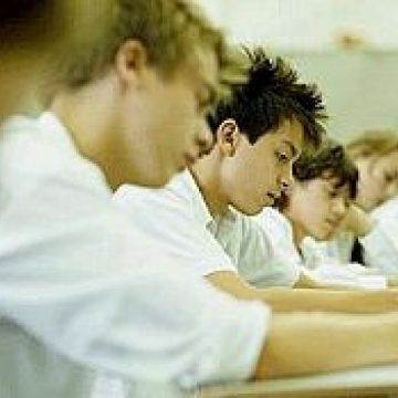 Elevii au dreptul să susţină examenul de bacalaureat fără taxă, cel mult de două ori Elevii au dreptul să susţină examenul de bacalaureat fără taxă, cel mult de două ori