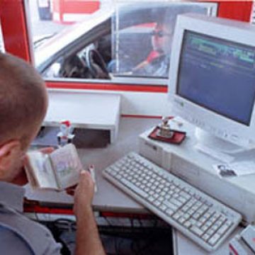 Doi cetăţeni francezi sunt cercetaţi pentru că au trecut ilegal frontiera din Ungaria în România