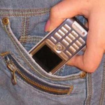 Un tănăr din Baia Mare a furat trei telefoane mobile dintr-o bază turistică