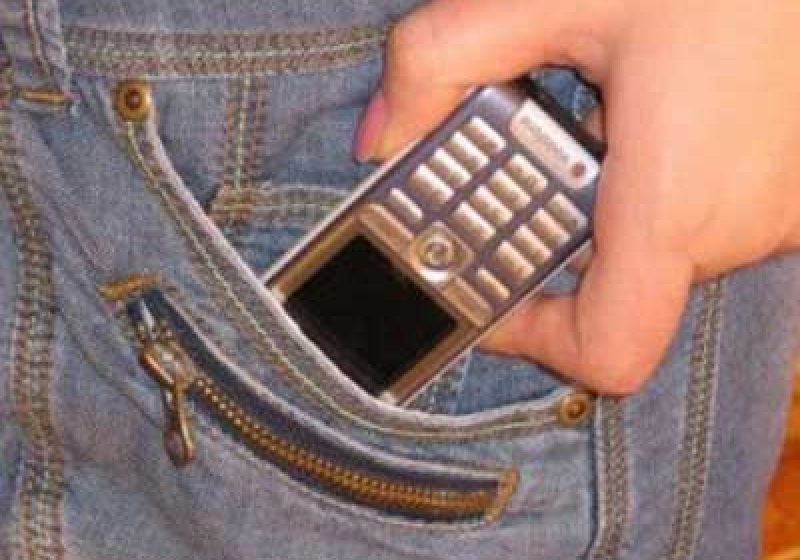Un tănăr din Baia Mare a furat trei telefoane mobile dintr-o bază turistică