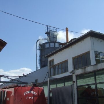 Pompierii se luptă cu flăcările la un depozit al firmei Plimob Pompierii se luptă cu flăcările la un depozit al firmei Plimob