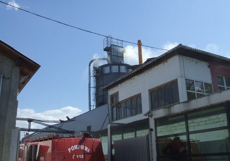 Pompierii se luptă cu flăcările la un depozit al firmei Plimob