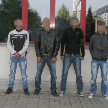 Patru migranți reținuți la frontiera cu Ungaria Patru migranți reținuți la frontiera cu Ungaria