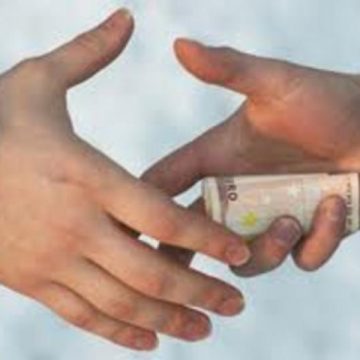 Un bărbat din Poienile de Sub Munte este anchetat pentru tentativă de mituire a unui poliţist de frontieră
