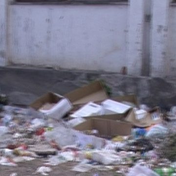 Mormane de gunoaie zac într-un gang din centrul oraşului Sighetul Marmaţiei Mormane de gunoaie zac într-un gang din centrul oraşului Sighetul Marmaţiei