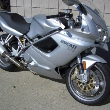 Doi tineri au furat o motocicletă şi au predat-o la fier vechi