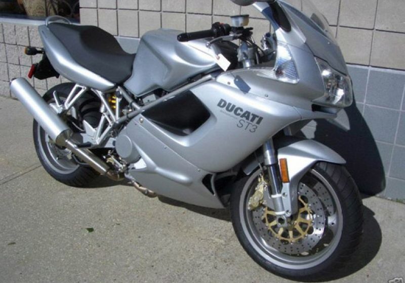 Doi tineri au furat o motocicletă şi au predat-o la fier vechi