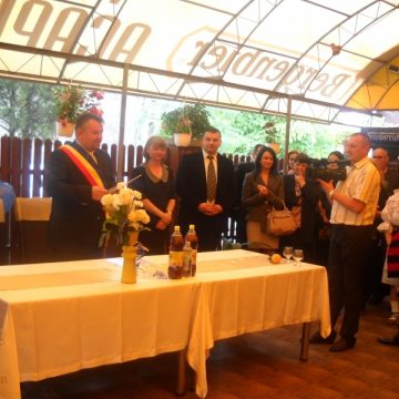 Inca 14 cupluri care au implinit 50 de ani de casnicie au fost vizitate astazi de membrii Clubului Oamenilor de Afaceri din PNL, filiala Sighet Inca 14 cupluri care au implinit 50 de ani de casnicie au fost vizitate astazi de membrii Clubului Oamenilor de Afaceri din PNL, filiala Sighet