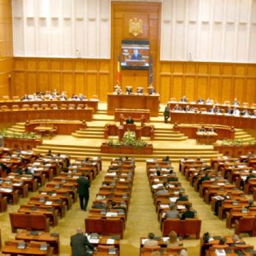 CCR: Legea privind salarizarea profesorilor şi Legea dialogului social sunt constituţionale