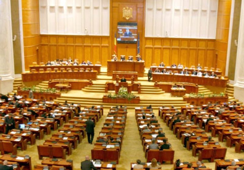 CCR: Legea privind salarizarea profesorilor şi Legea dialogului social sunt constituţionale