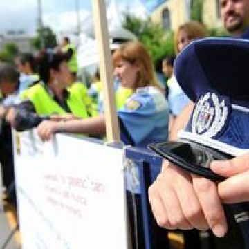 Poliţiştii au protestat în Piaţa Constituţiei, cerând renunţarea la disponibilizări