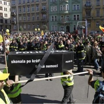 Aproximativ 40.000 de persoane protestează la Praga faţă de reformele guvernamentale
