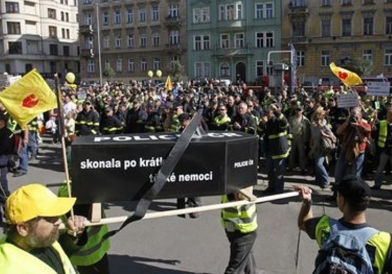 Aproximativ 40.000 de persoane protestează la Praga faţă de reformele guvernamentale